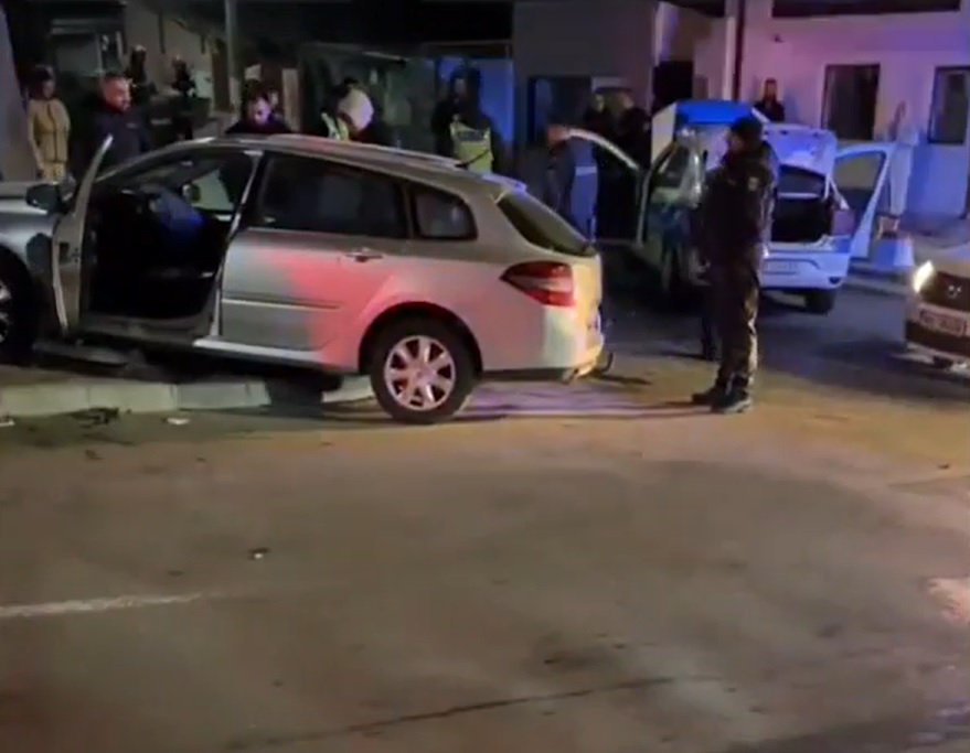 O mașină de poliție aflată în misiune, implicată într-un accident rutier cu un alt autovehicul, în Constanța! În urma impactului, cei doi agenți și celălalt șofer au fos duși la spital