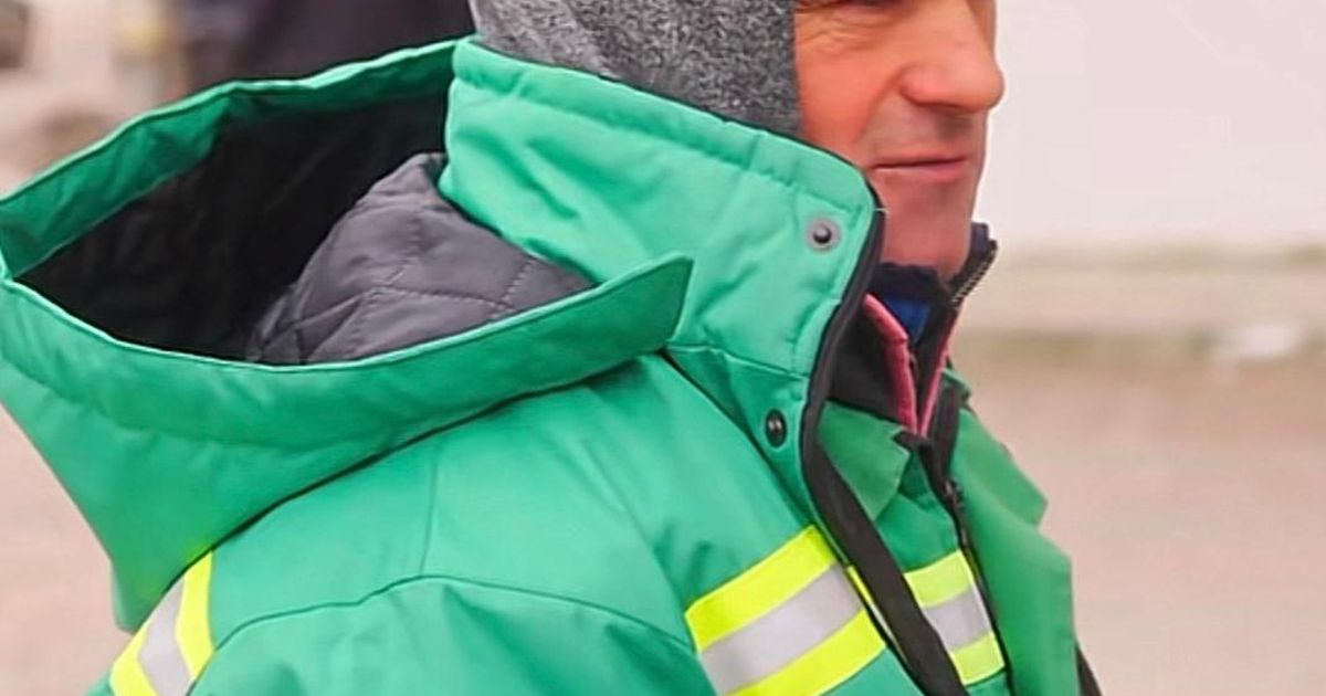 Durerea unui tată care muncește din greu, zi de zi, pentru a-și trata copilul bolnav. În ciuda problemelor, nu își pierde speranța: „Îi mulțumesc lui Dumnezeu”