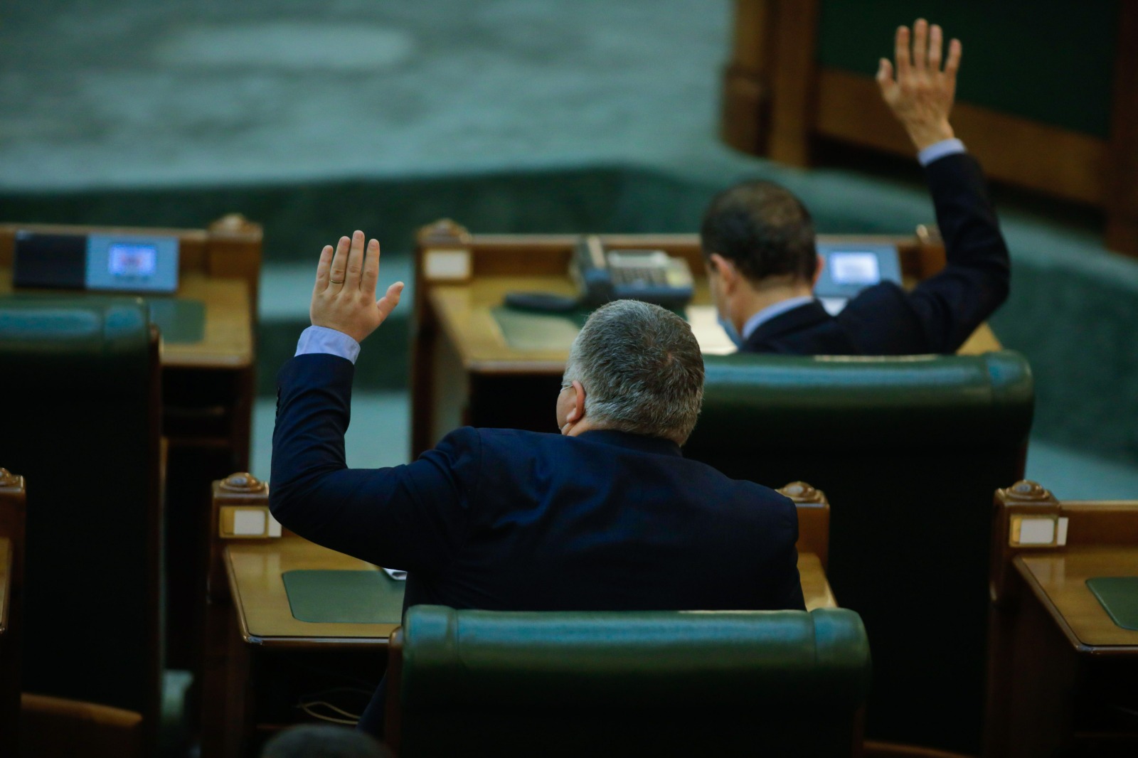 Proiectul privind interzicea cumulului pensie-salariu, adoptat de Senat! Cei care vor să rămână în funcții vor primi doar 15% din pensie