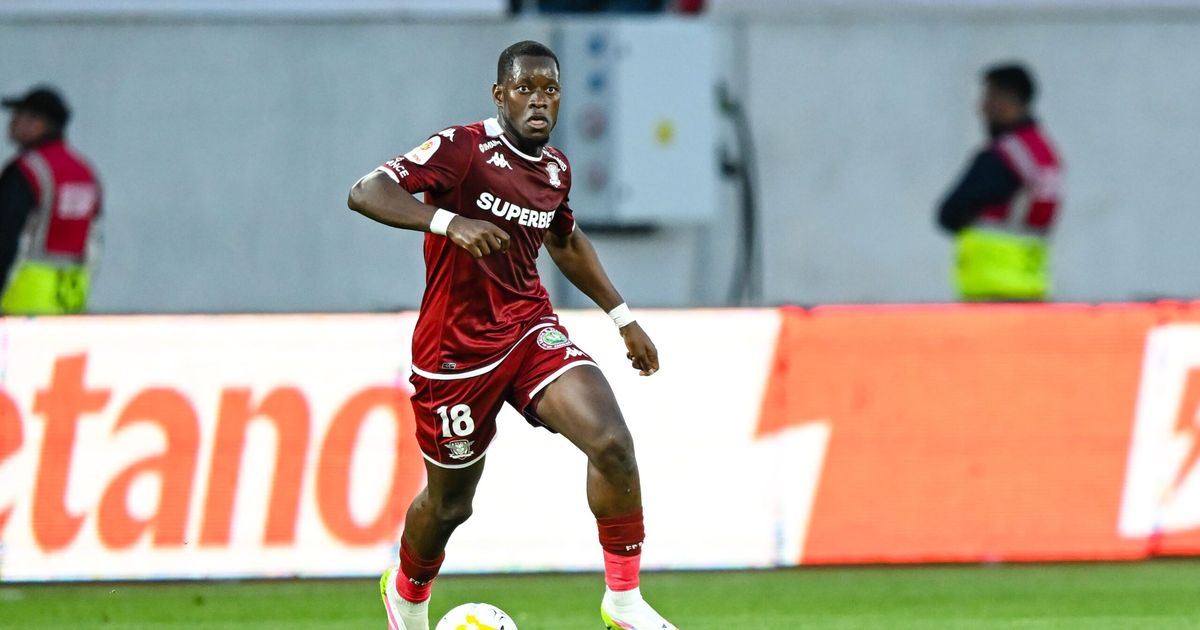 Accident cumplit în Capitală. Fotbalistul de la Rapid, Kader Keita, a spulberat o femeie pe trecerea de pietoni și apoi a fugit de la fața locului. Ce se întâmplă în aceste momente cu femeia, internată la Spitalul Floreasca. Imaginile sunt șocante