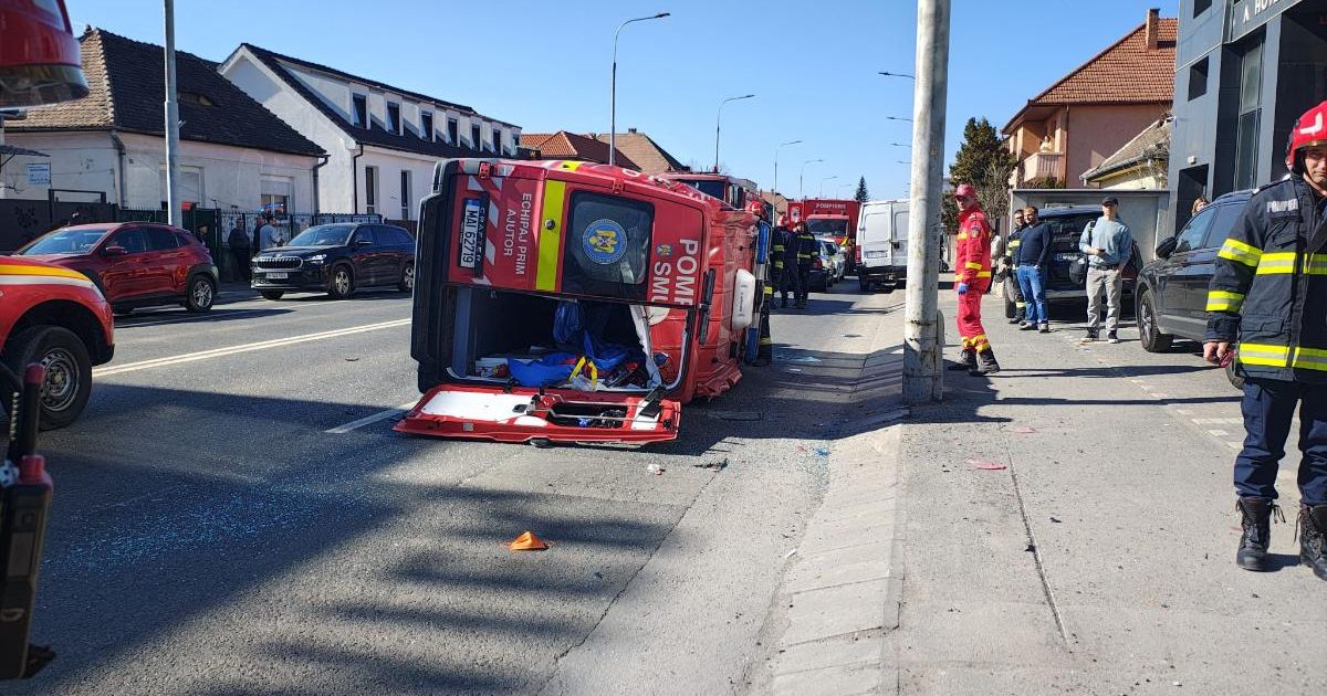 A fost activat Planul Roșu de Intervenție, după ce o ambulanță a fost lovită de o mașină! Pasagerii din autospecială, inclusiv un bebeluș, transportați de urgență la spital