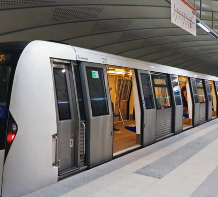 Tentativă de suicid la stația de metrou Ștefan cel Mare. O femeie a fost scoasă de sub tren