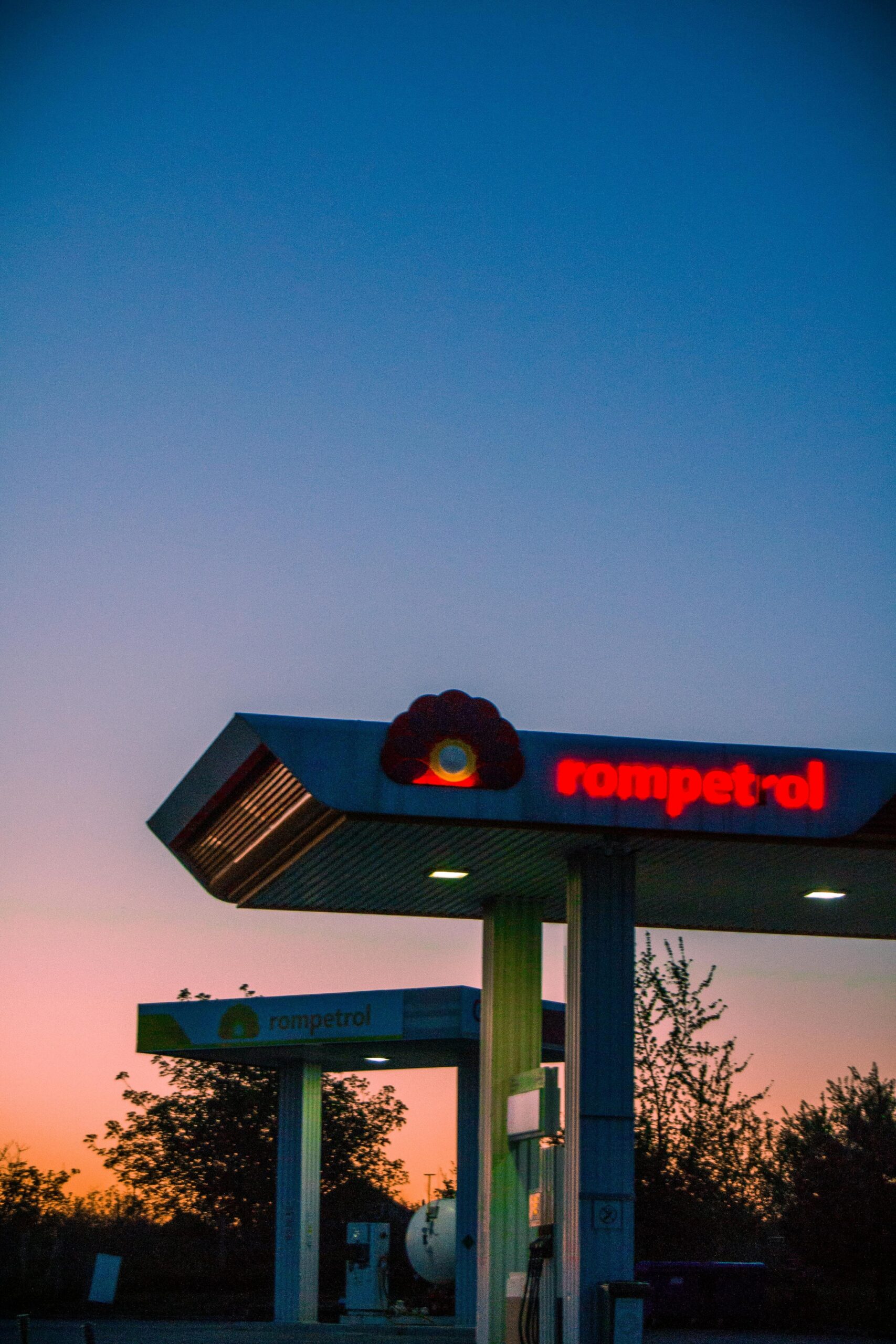 Panou electronic afișând prețurile actualizate la motorina și benzina în benzinării România, cu creșteri vizibile la motorina standard. | sursa foto: WowBiz