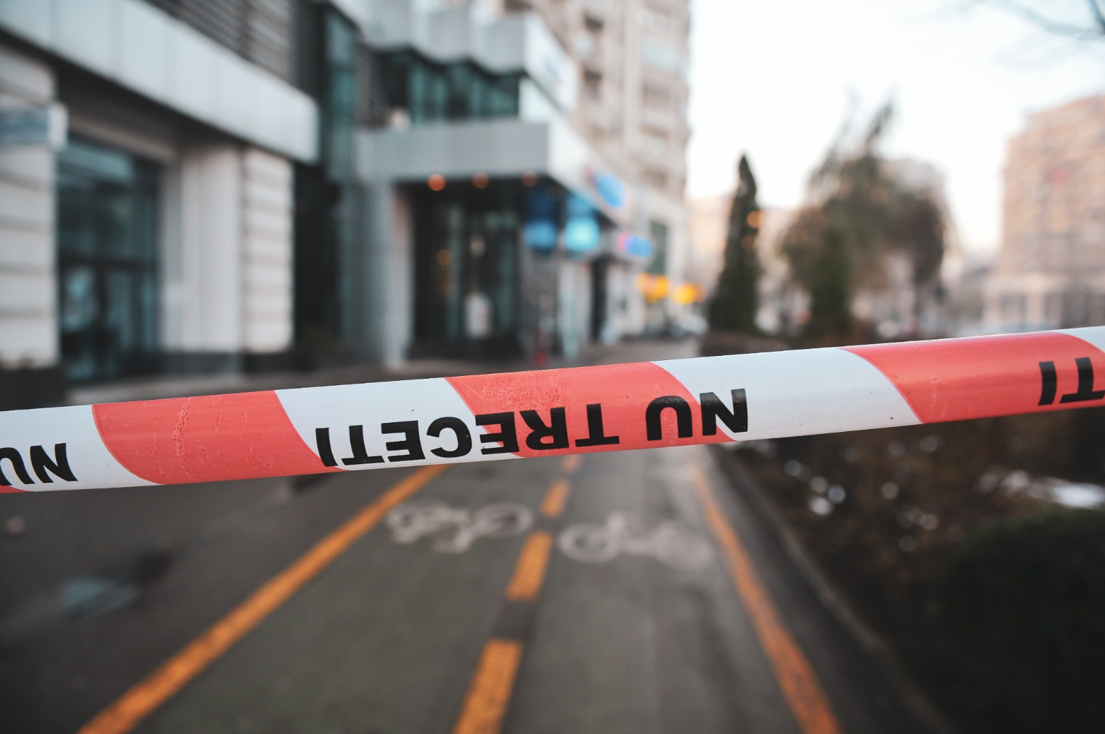 Un tânăr de 26 de ani s-ar fi aruncat de pe podul Barbu Văcărescu din București. Polițiștii l-au găsit întins pe jos, inconștient