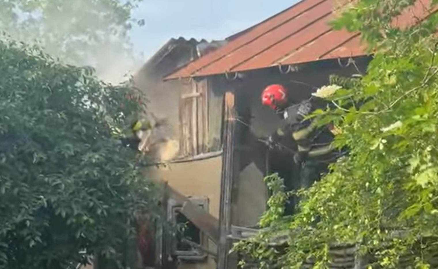 Incendiu la o școală din Oradea. Focul a pornit într-o sală de clasă ...