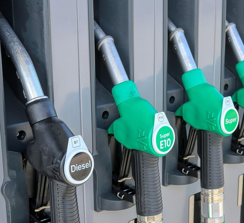 Carburanții s-au scumpit din nou! Motorina premium a crescut cu 5 bani pe litru