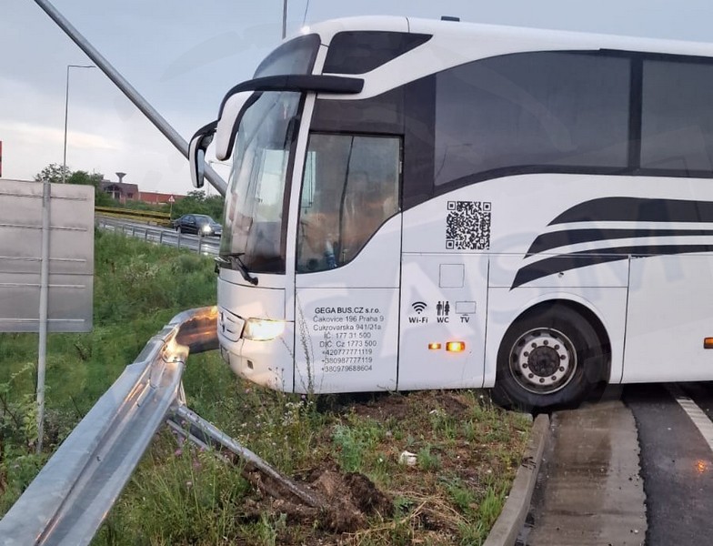 Clipe de coșmar pentru zeci de pasageri! Un autocar plin cu copii a derapat violent în.. 1 accident autobuz satu mare 4