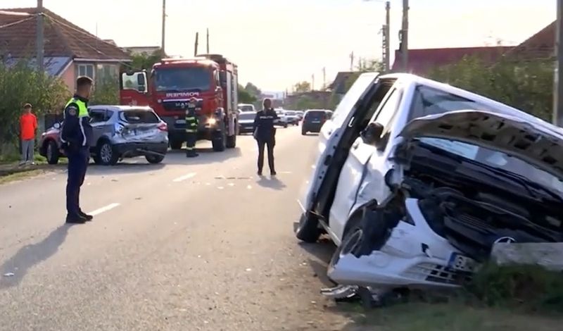 Clipe de coșmar pe DN2! Microbuz plin cu pasageri, răsturnat în afara drumului. Plan Roșu activat de urgență 1 Screenshot 2026 07 10 090314