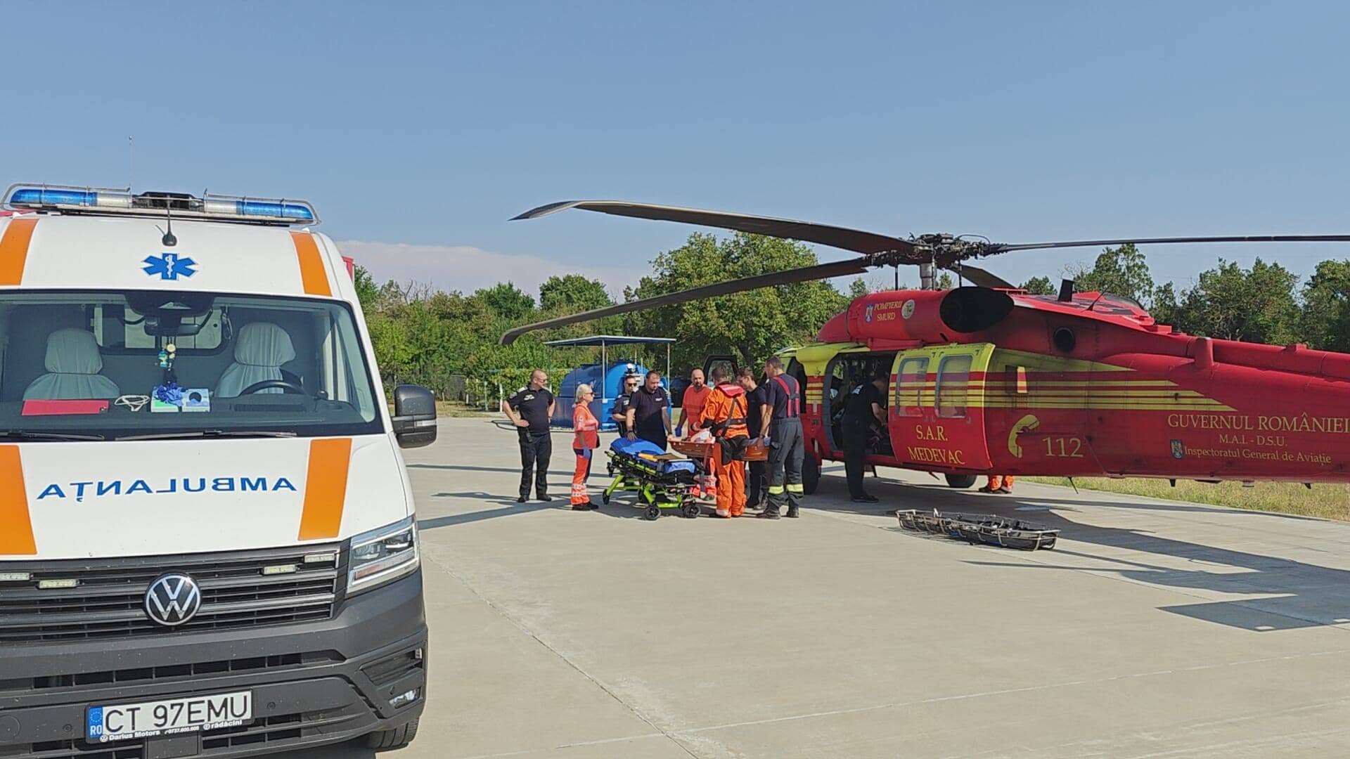 Intervenție contra cronometru în Marea Neagră. Un elicopter Black Hawk al MAI a salvat o persoană de pe o navă din zona Neptun Deep