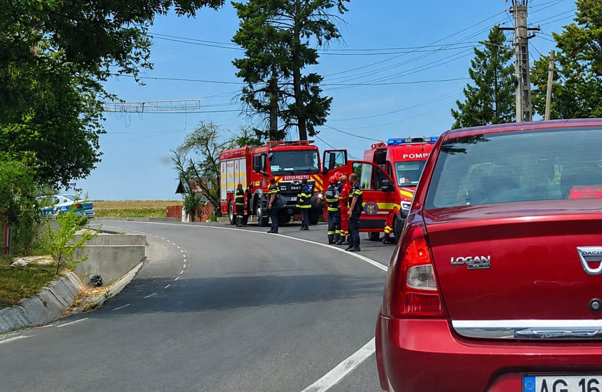 Accident în Recea, Argeș. O mașină a ieșit de pe șosea și s-a izbit de un cap de pod