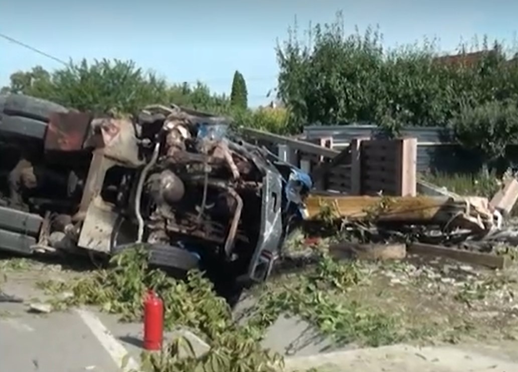 Camion de 38 de tone, scăpat de sub control. Șoferul și pasagerul s-au aruncat din cabină pentru a se salva