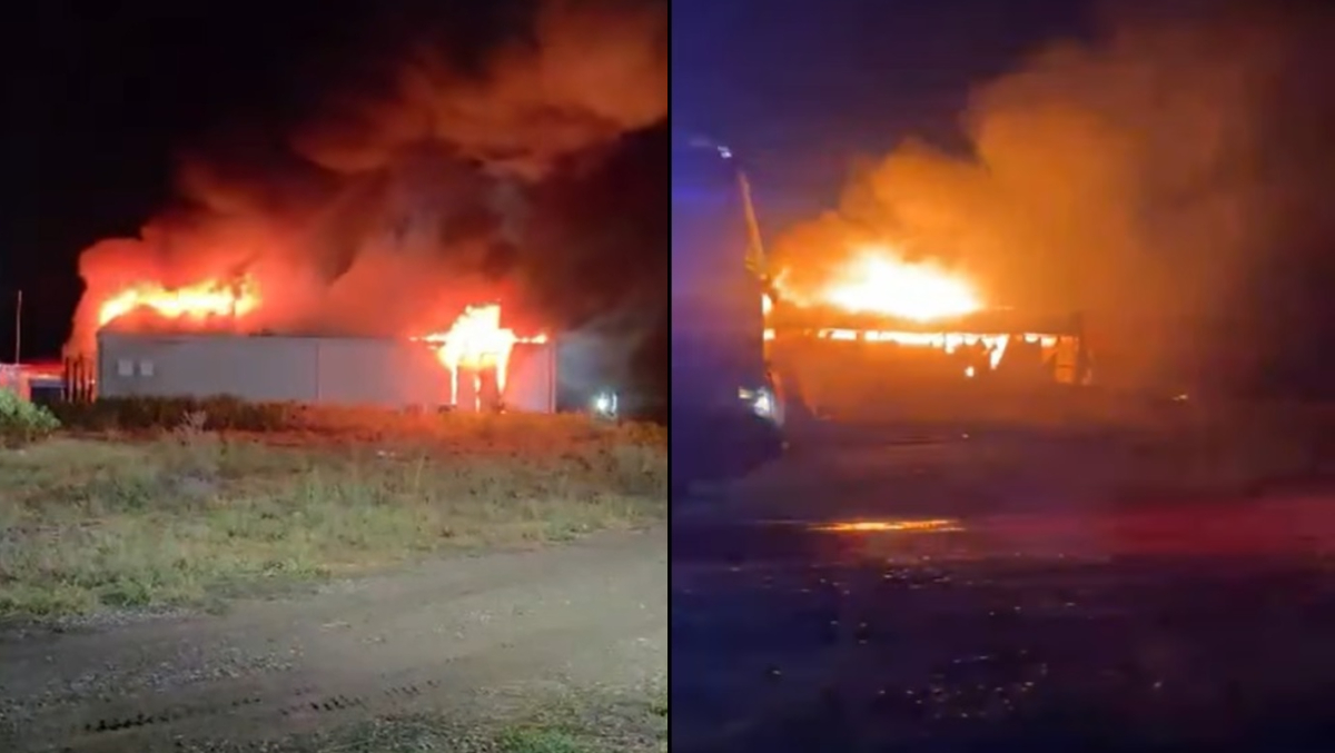 Incendiu puternic la o hală pentru stocarea energiei electrice în baterii din Buzău! Misiune dificilă pentru pompieri
