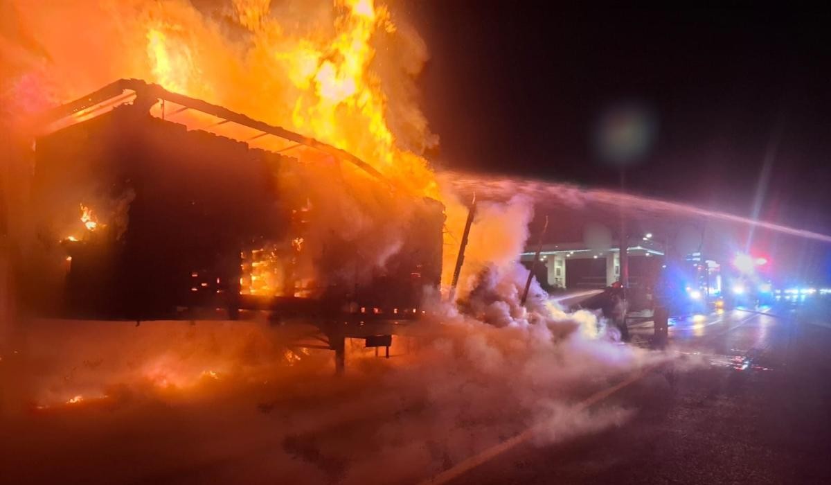 Incendiu pe E85, în Drăgușeni. O semiremorcă încărcată cu 700 de europaleți a ars complet
