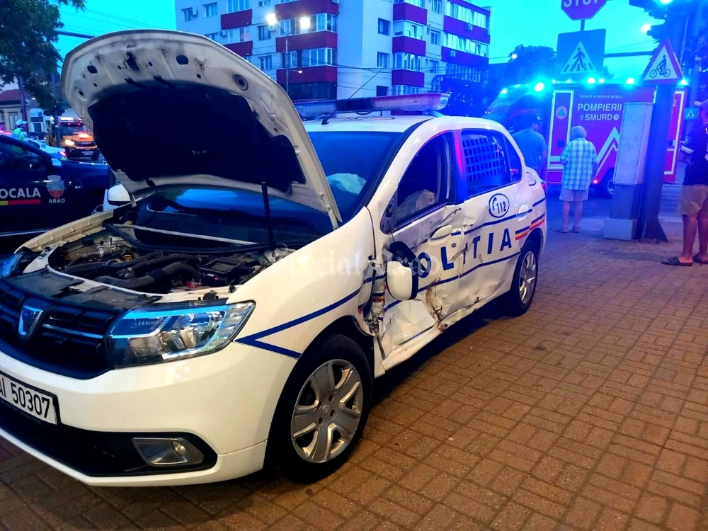 Accident în centrul Aradului! Un copil și doi bărbați au ajuns la spital după coliziunea dintre o mașină și o autospecială de poliție