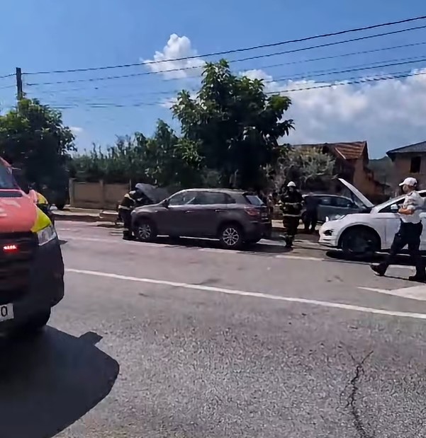 Accident cumplit la Alba Iulia. O femeie de 72 de ani a murit după impactul dintre trei autoturisme