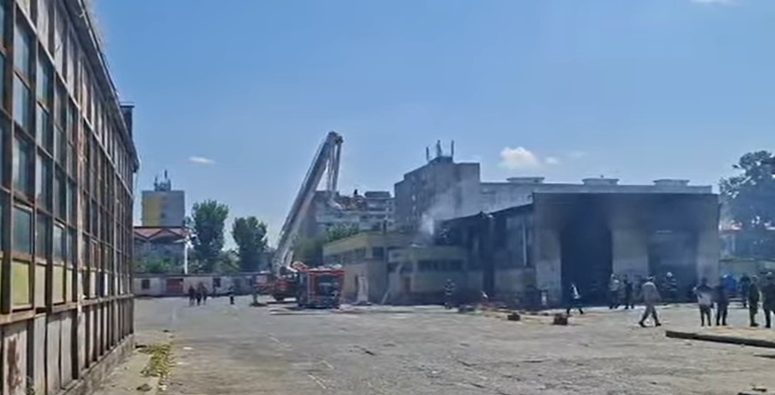 Flăcări la autobaza STB din Ferentari. Incendiul a izbucnit într-o hală de spălătorie