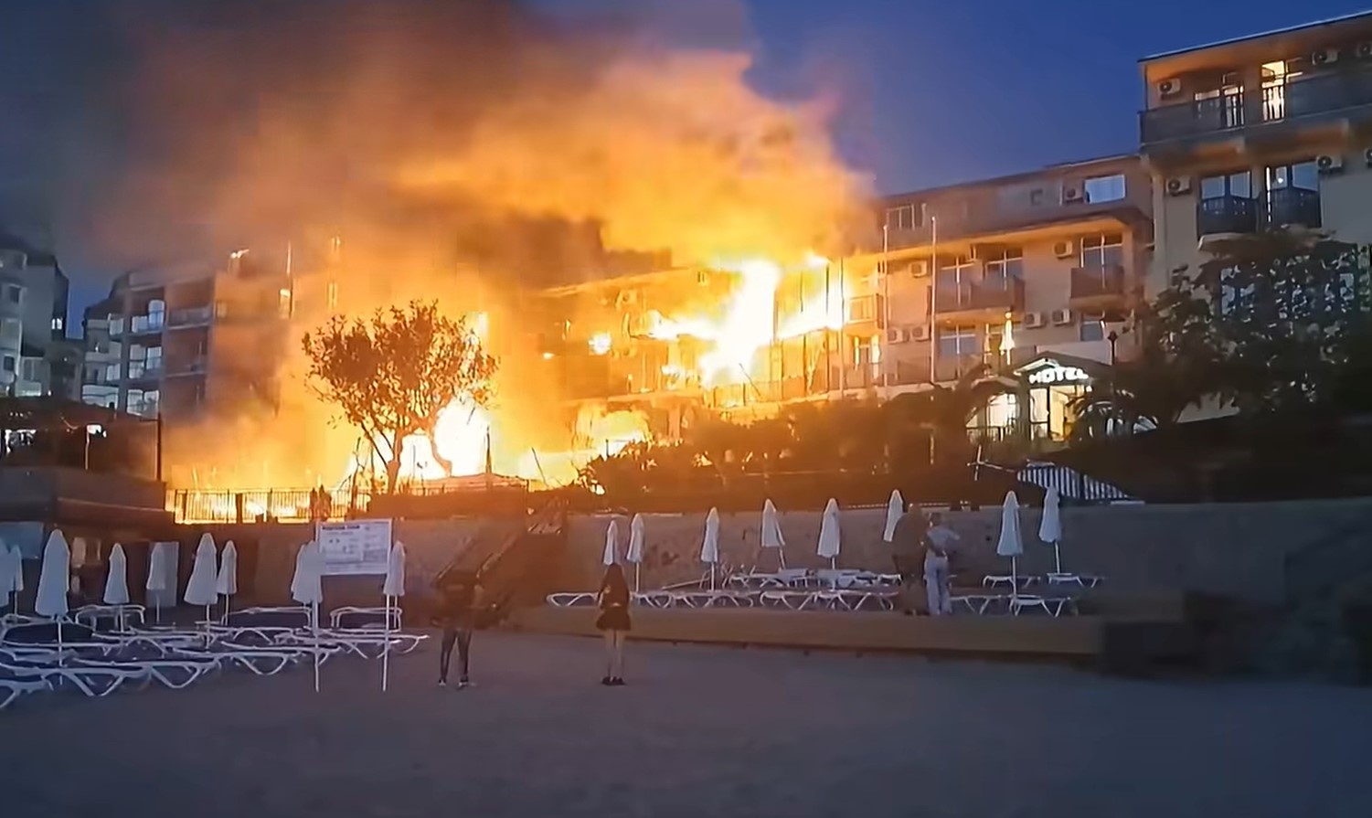 Incendiu puternic în stațiunea Sozopol din Bulgaria. Un restaurant a ars complet, iar zeci de turiști au fost evacuați din hoteluri