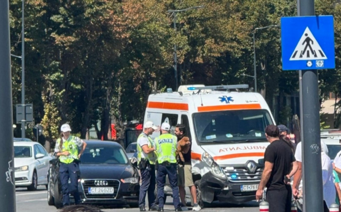Accident grav în zona unui mall din Constanța! O ambulanță aflată în misiune a fost lovită de un autoturism