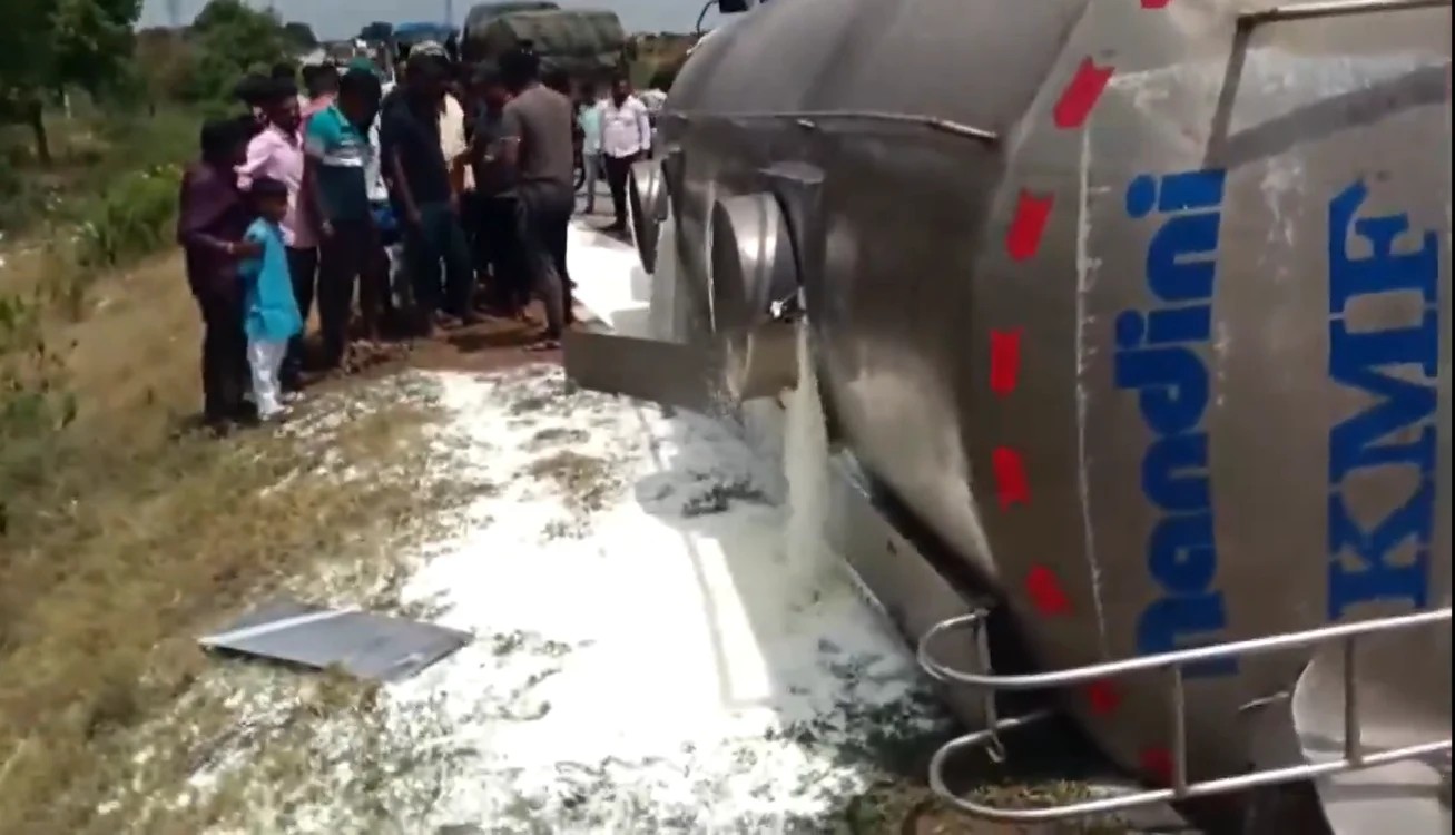 Un camion cu 21.000 de litri de lapte s-a răsturnat în India. Localnicii au venit cu bidoane să strângă marfa vărsată pe șosea
