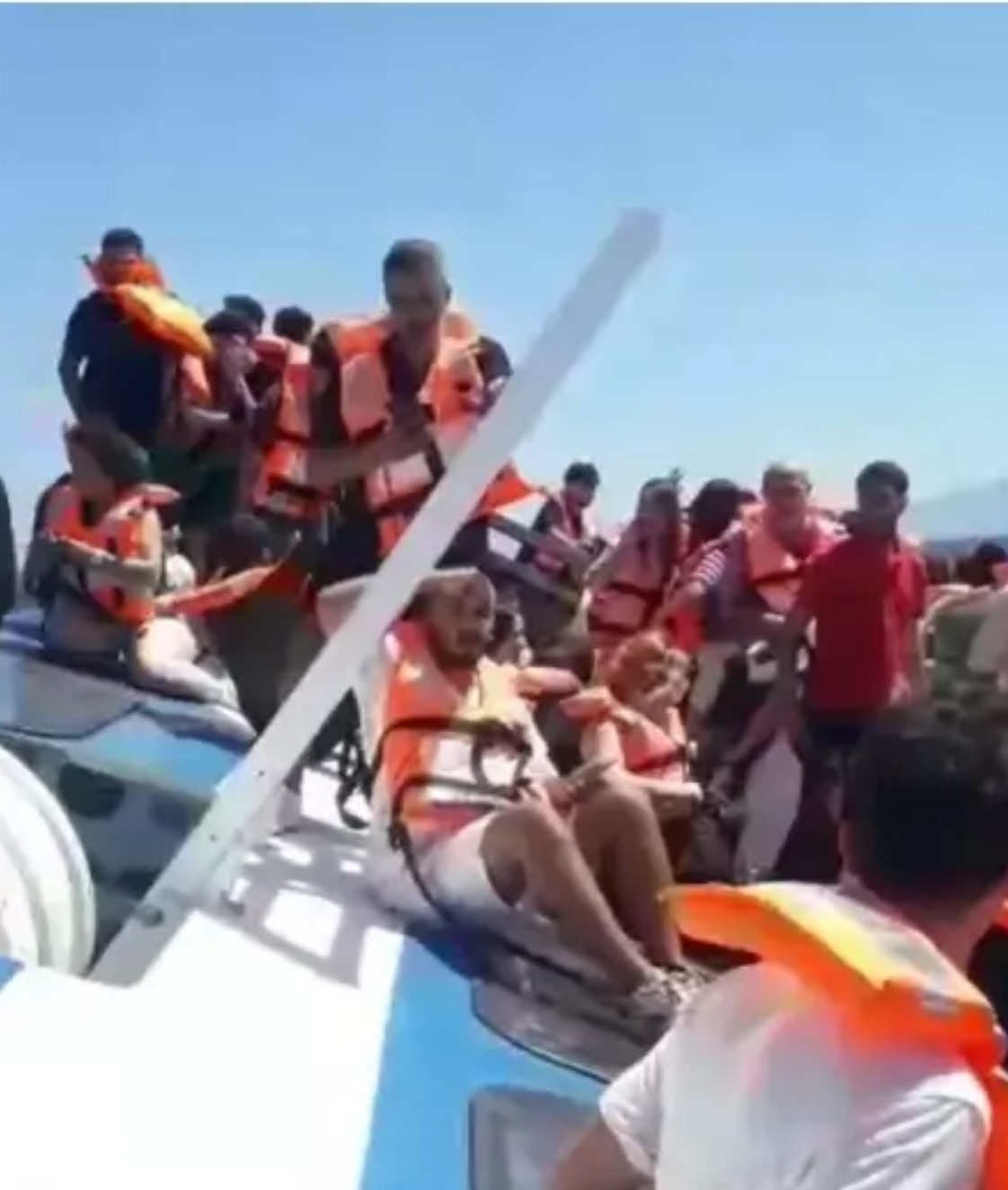 Feribot cu sute de oameni la bord, scufundat în largul Ciprului de Nord. O persoană a murit