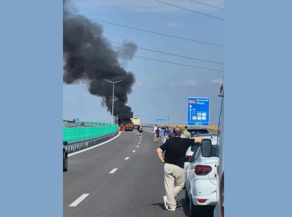 Accident urmat de incendiu pe DEx12 Pitești-Craiova. O mașină a ars în totalitate după ce a lovit parapetul
