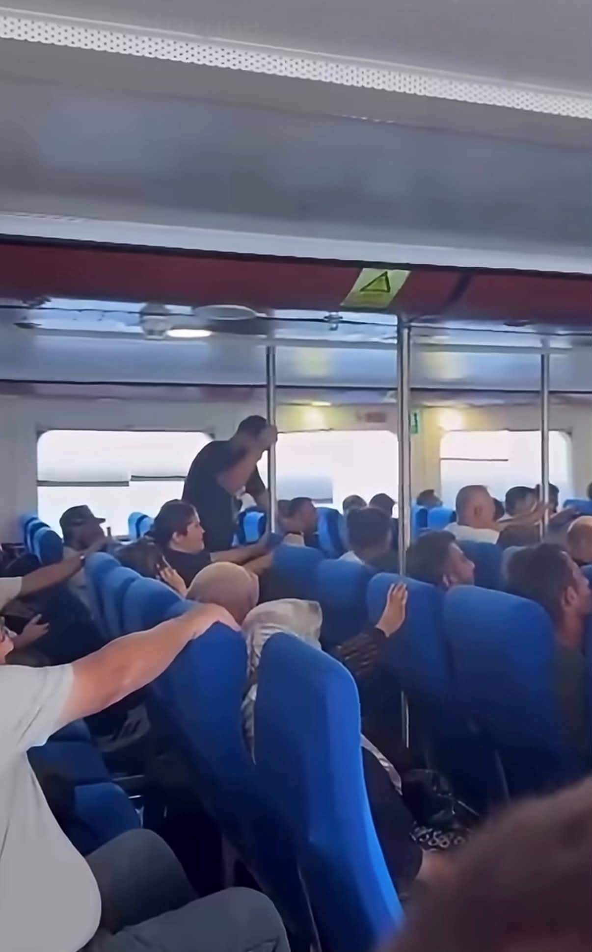 Clipe de groază pe un feribot din largul Ciprului. Pasagerii au filmat momentul în care vasul începe să se scufunde