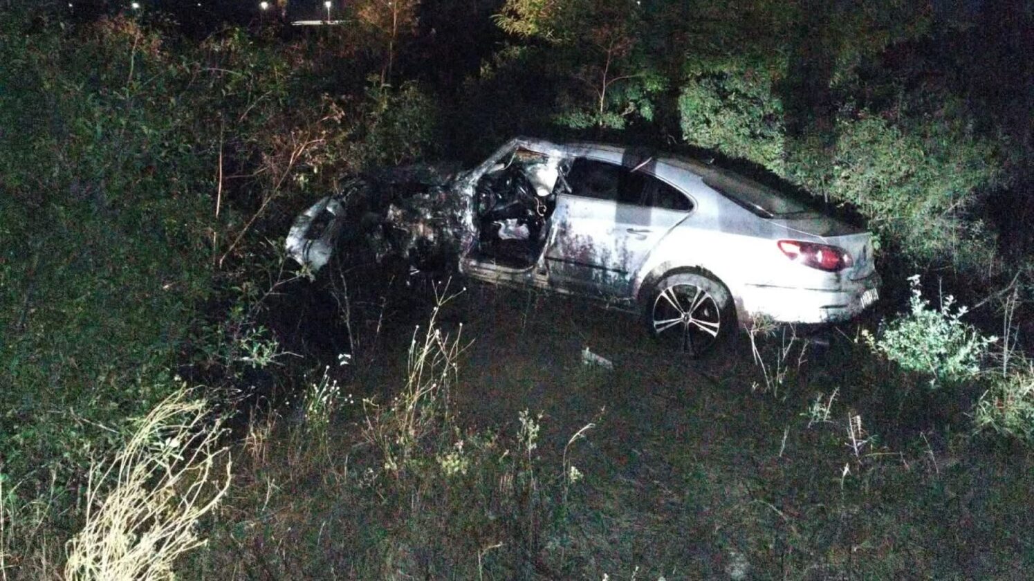 Un adolescent de 17 ani s-a urcat la volan fără a avea permis de conducere și a produs un accident! Minorul a murit, iar alți doi tineri au fost răniți