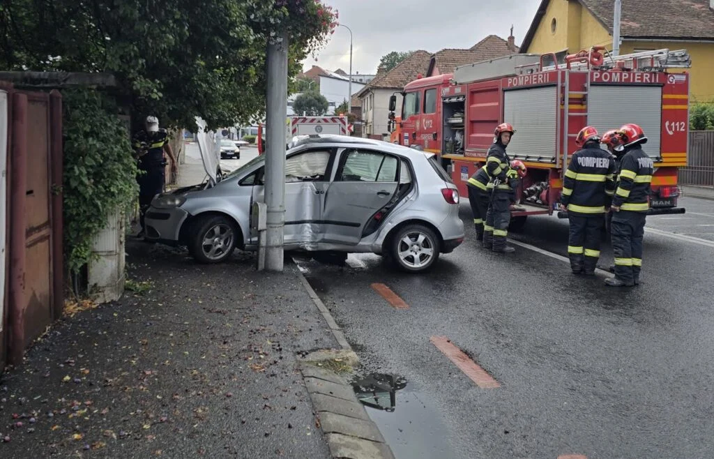 Accident pe Șoseaua Alba Iulia din Sibiu. O tânără de 22 de ani a ajuns la spital după ce a intrat cu mașina într-un stâlp