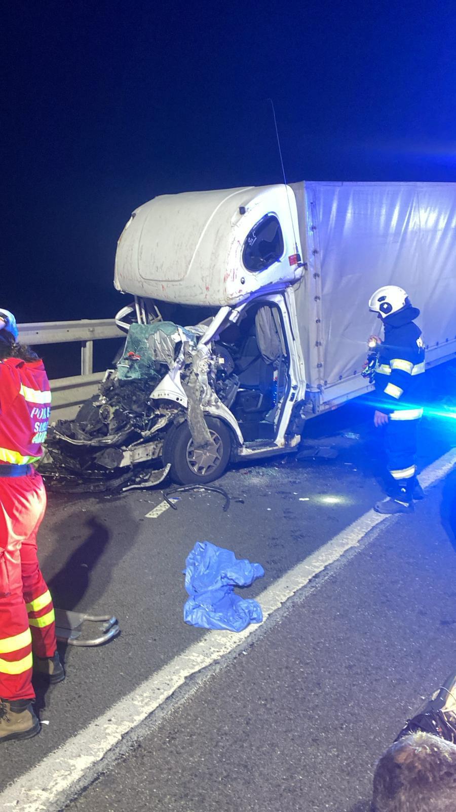 Accident mortal pe A1, la Sibiu. Un bărbat de 34 de ani a murit după ce s-a izbit cu autoutilitara de un ansamblu rutier