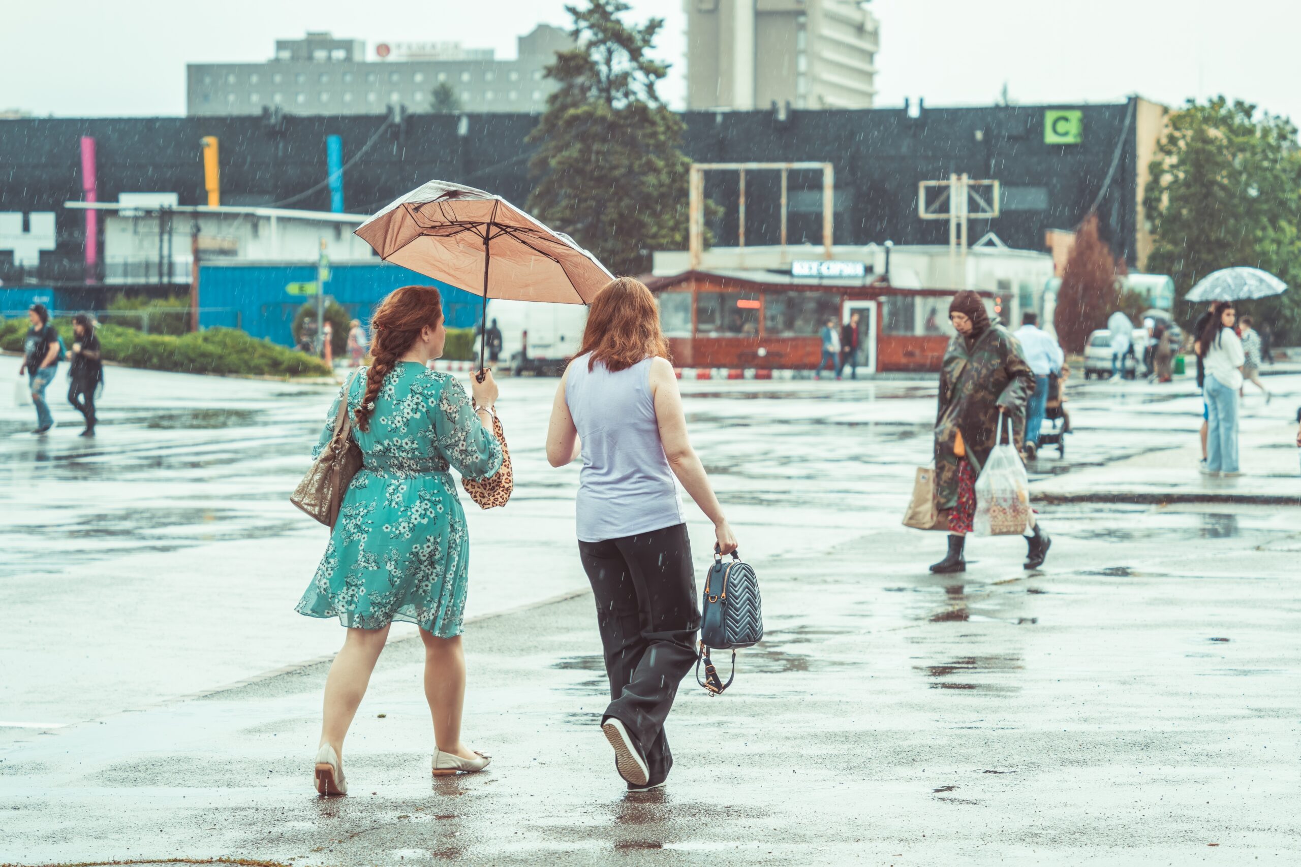 Vremea se schimbă radical! Ploi torențiale și rafale de vânt în toată țara. Prognoza meteo pentru București