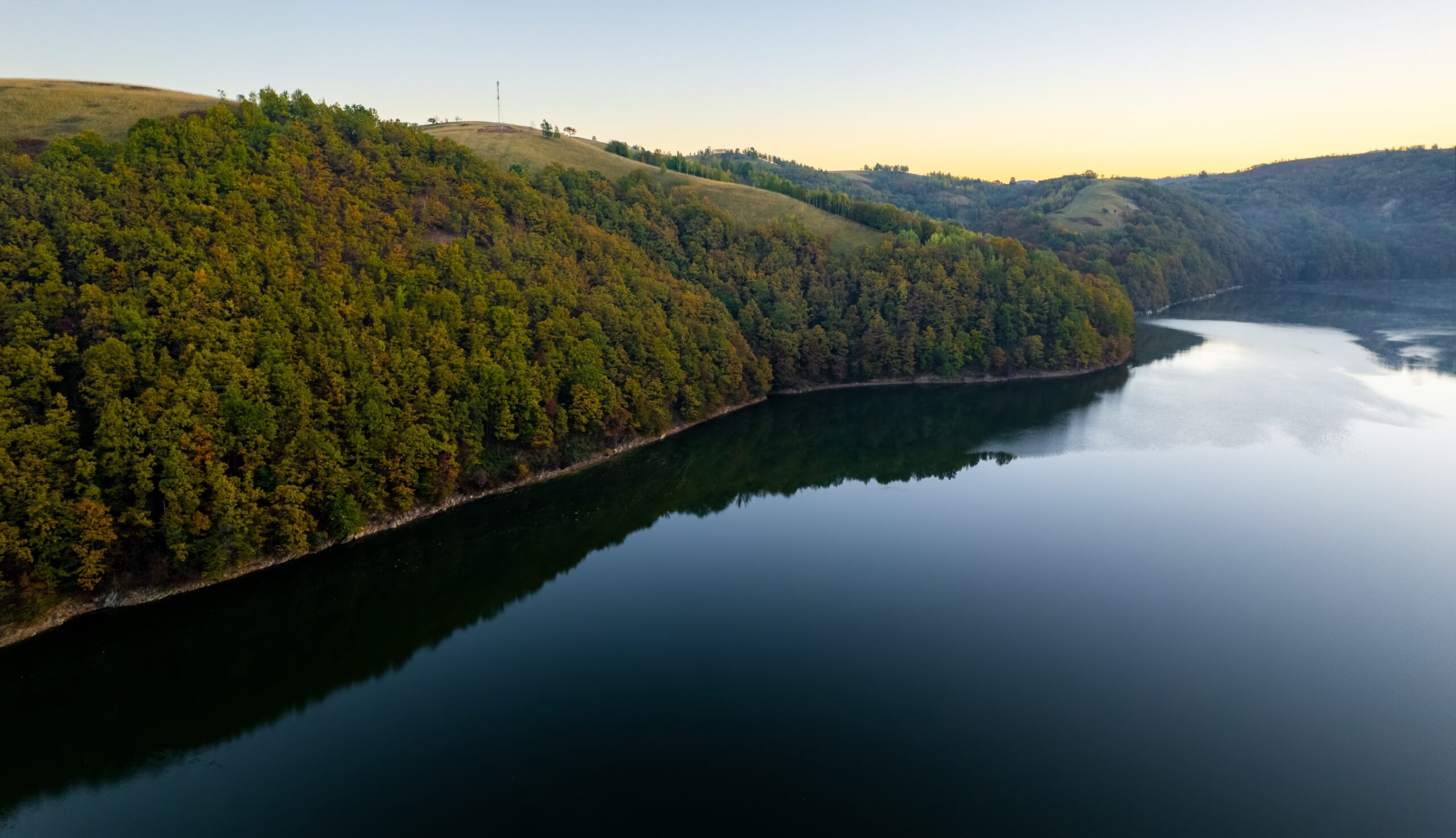 Tragedie lângă Reșița. Două cadavre, scoase de pompieri și scafandri din lacul Secu