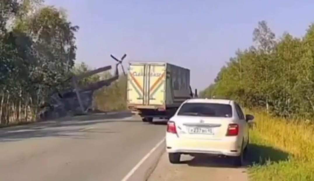 Accident aviatică în Rusia! Un elicopter s-a prăbușit pe șosea după ce a rămas fără combustibil