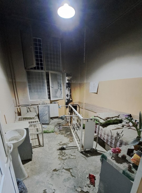 Incendiu puternic la un spital de psihiatrie din Bihor. 116 persoane, evacuate, Planul Roșu, activat. Focul a fost provocat de o pacientă
