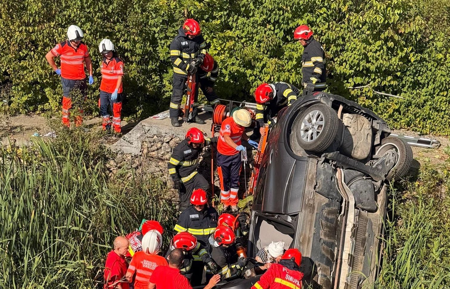 Mașină căzută de pe un pod într-un canal, la Iași. O persoană a rămas încarcerată