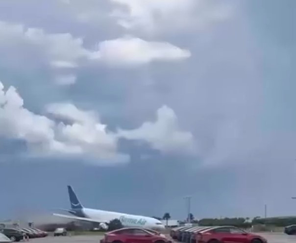 Accident aviatic devastator în Miami! Cel puțin cinci oameni au murit după ce un avion Amazon a ieșit de pe pistă și a lovit mai multe mașini