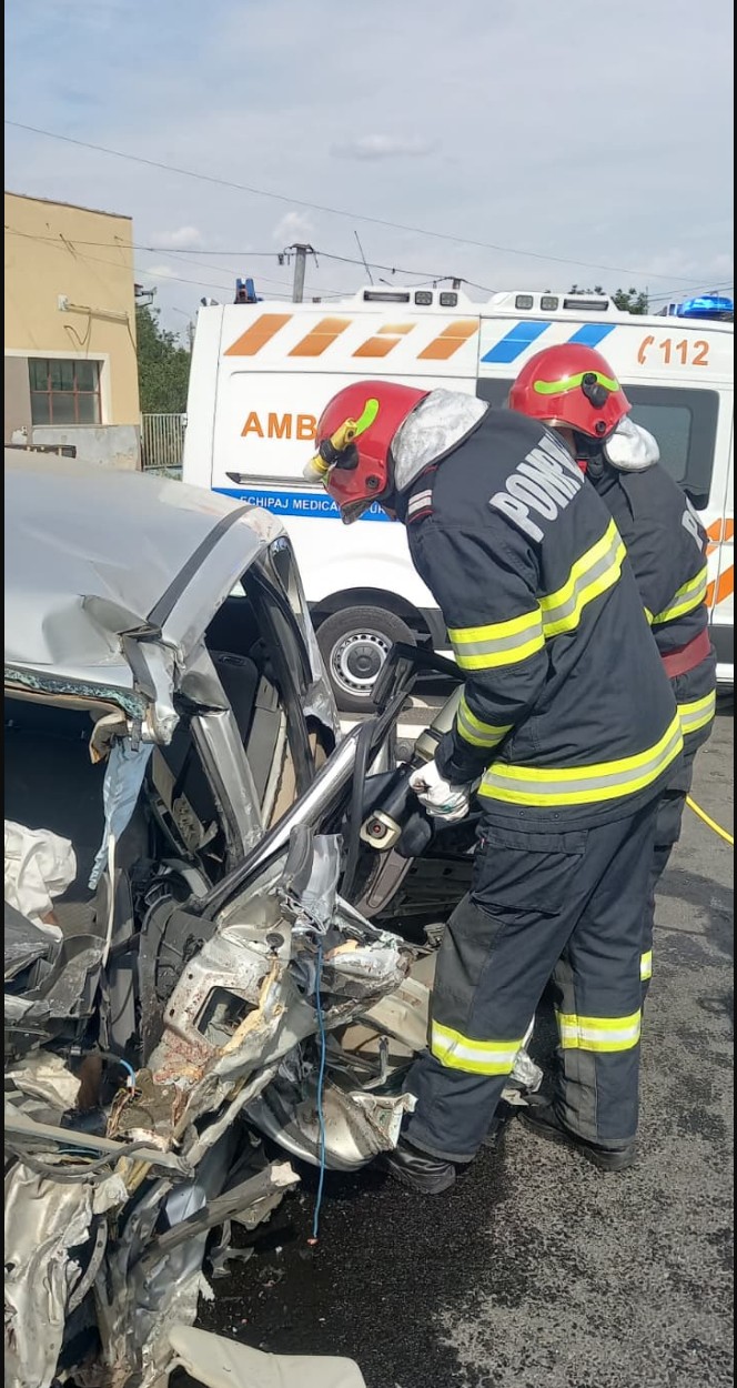 Accident grav în Chizătău. Două persoane au rămas încarcerate după impact