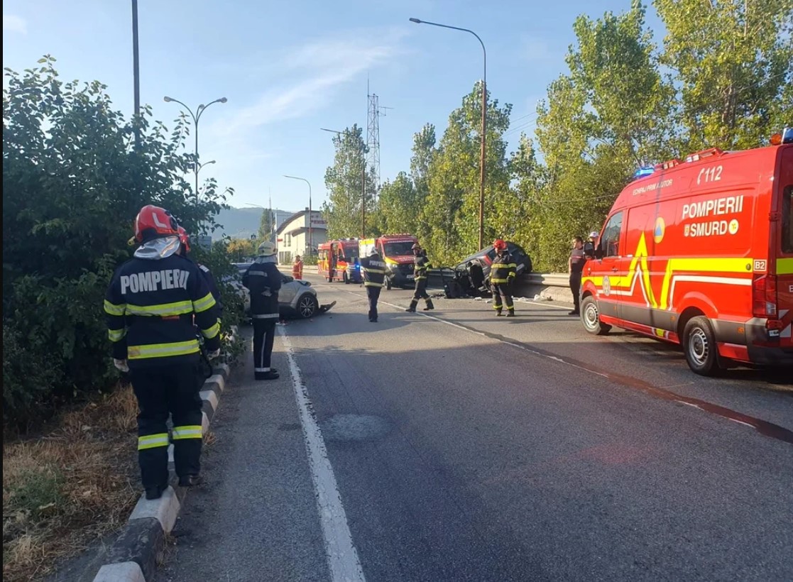 Impact violent pe DN 6, în Orșova! Mai multe victime, două persoane găsite inconștiente după un accident grav