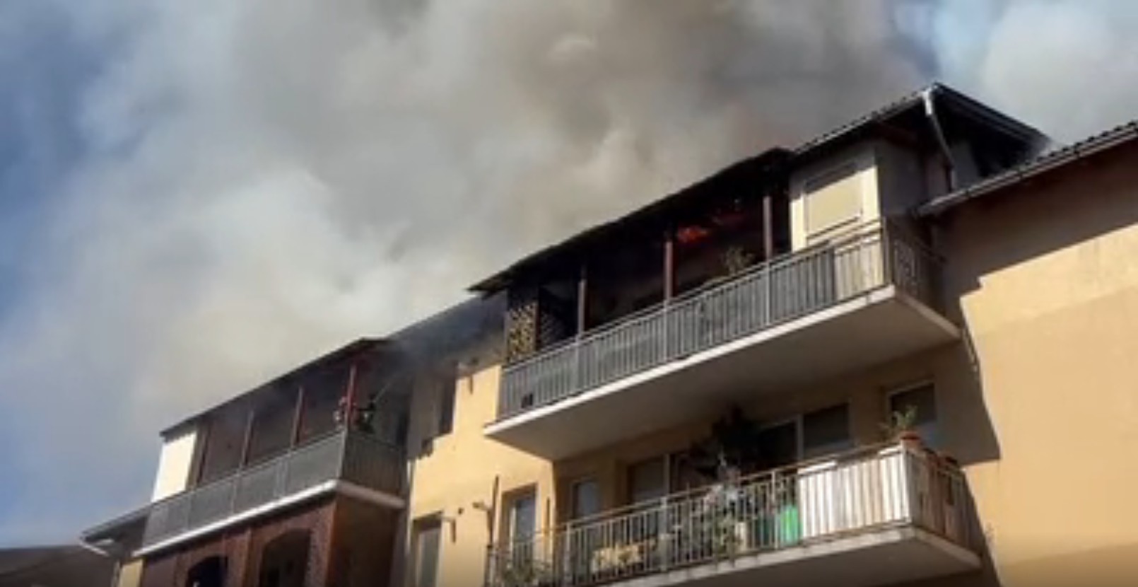 Incendiu puternic într-un bloc din Florești, județul Cluj. Flăcările au ajuns și la acoperiș