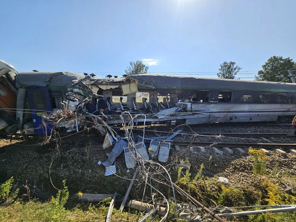 Accident feroviar grav în Polonia. Un tren cu 95 de pasageri s-a ciocnit cu un camion. Mai multe persoane au fost rănite