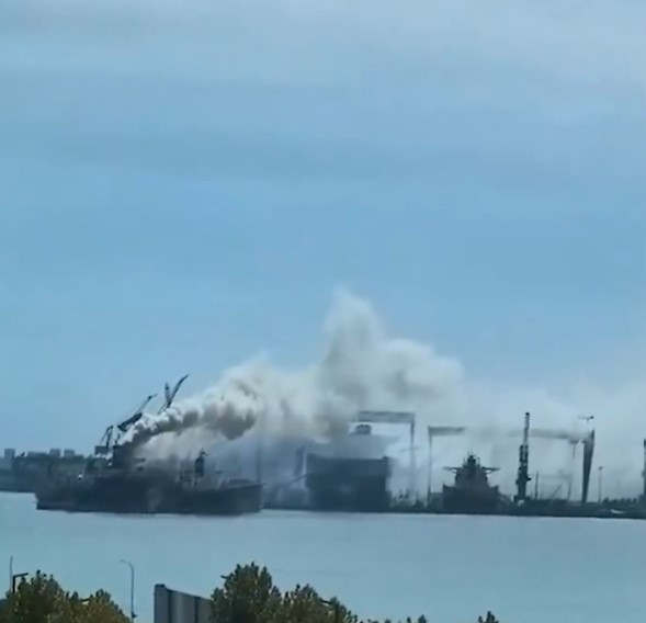 Incendiu devastator la un șantier naval din China! Cel puțin 25 de pameni au murit pe o navă aflată în reparații
