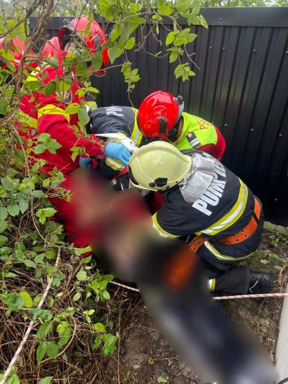 Femeie de 62 de ani, salvată dintr-o fântână adâncă de 10 metri, în Suceava. A ajuns la spital în stare de șoc hipotermic