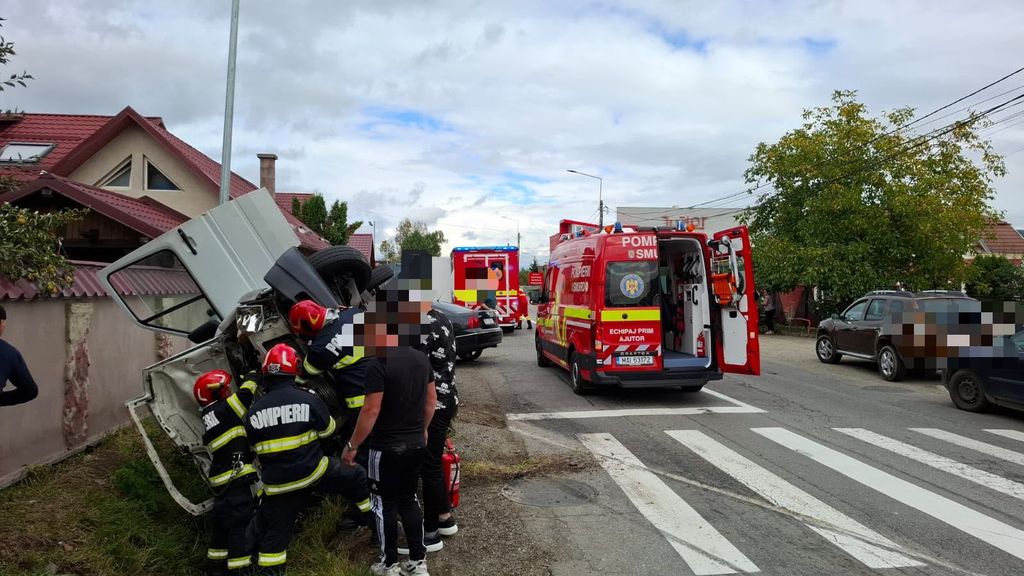 Microbuz răsturnat pe centura Bistriței. Șase persoane au ajuns la spital