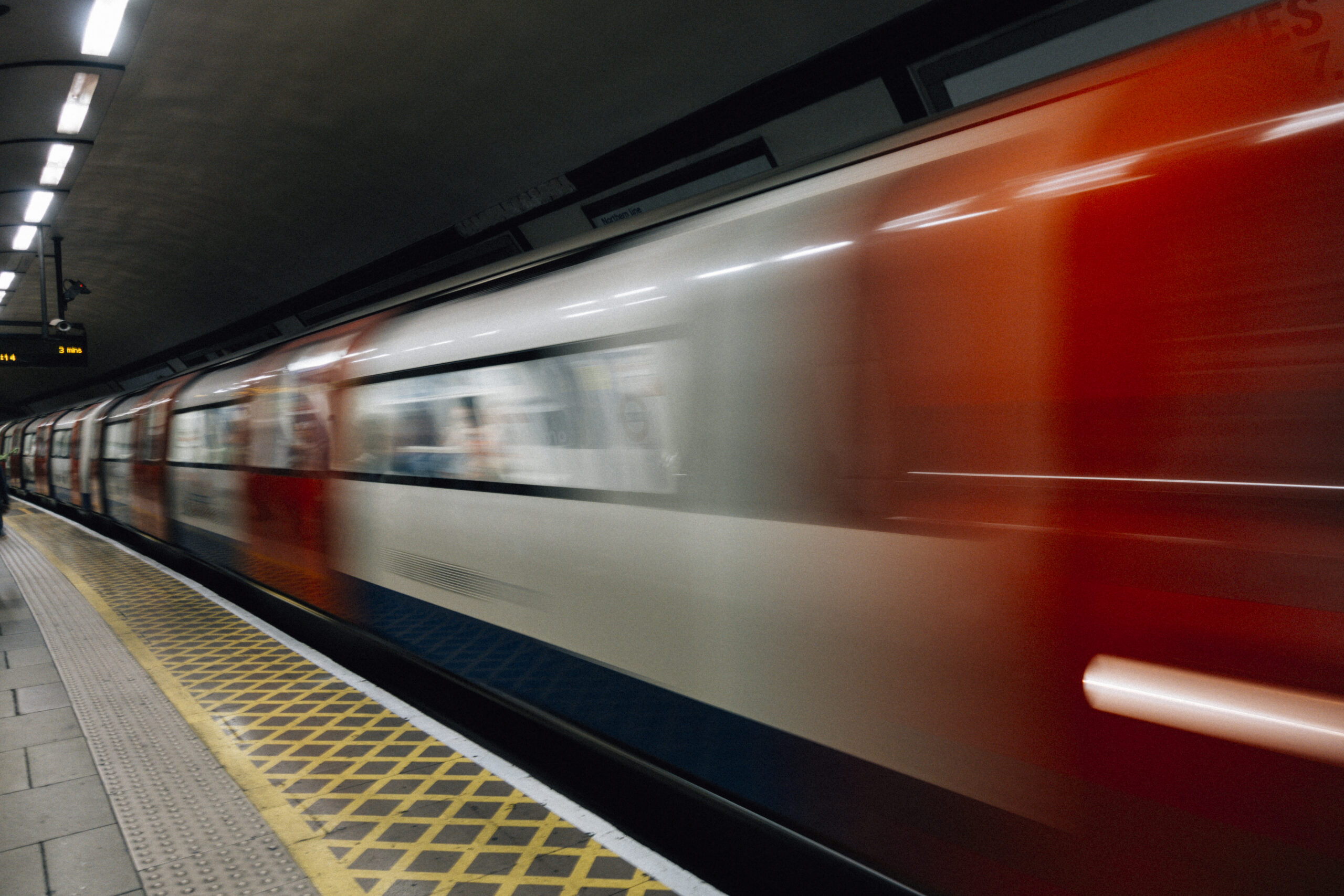 Tragedie la metroul din New York! Doi tineri s-au așezat pe șine și au fost loviți mortal de tren