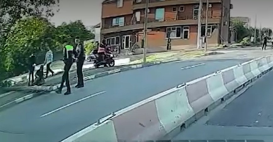 Scene șocante în Năvodari! Un bărbat a ajuns la spital după ce un stâlp de lemn a căzut peste el