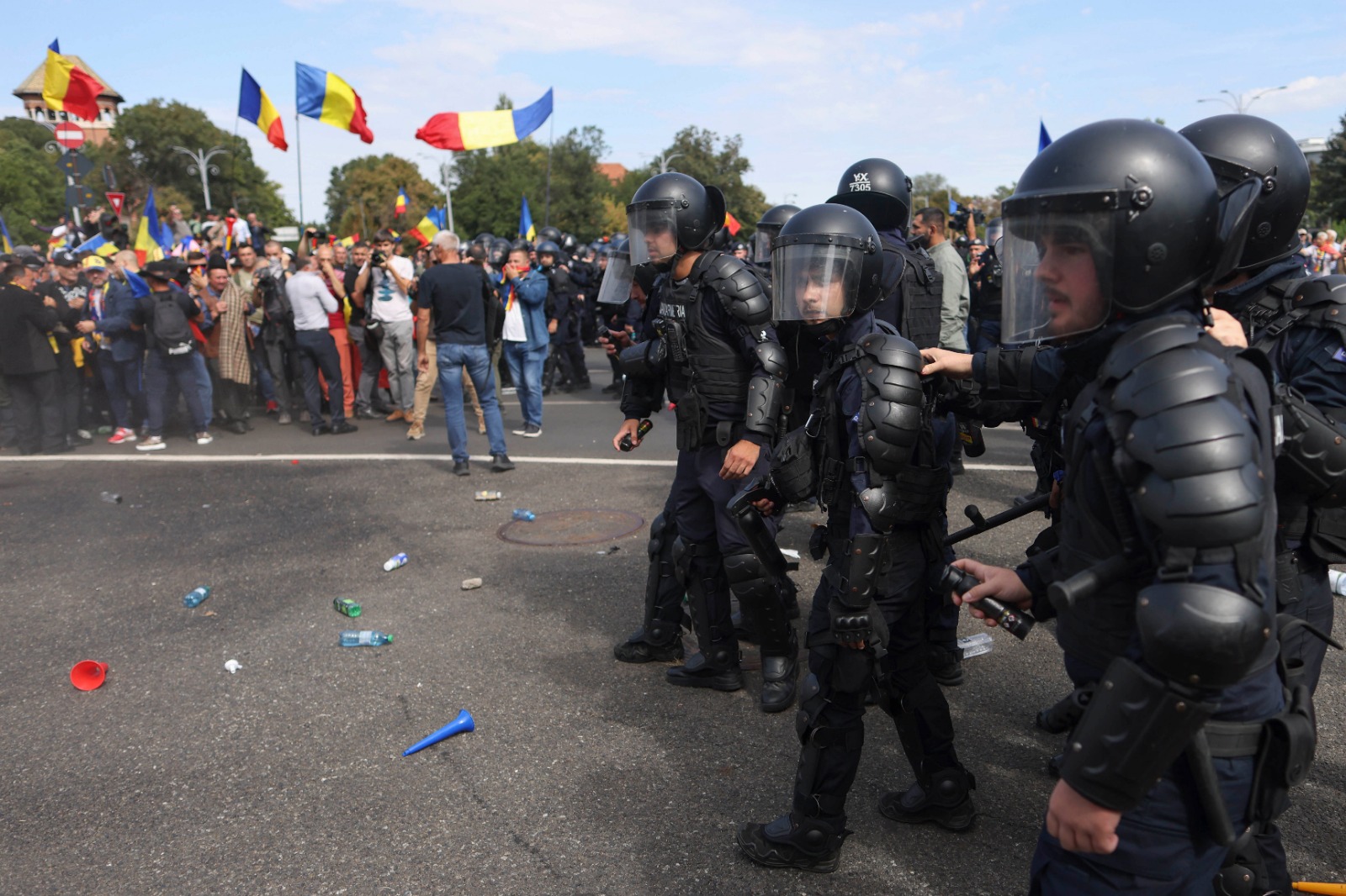 Noi violențe în Piața Victoriei. Protestatarii s-au luat la bătaie cu jandarmii și au aruncat cu obiecte în forțele de ordine