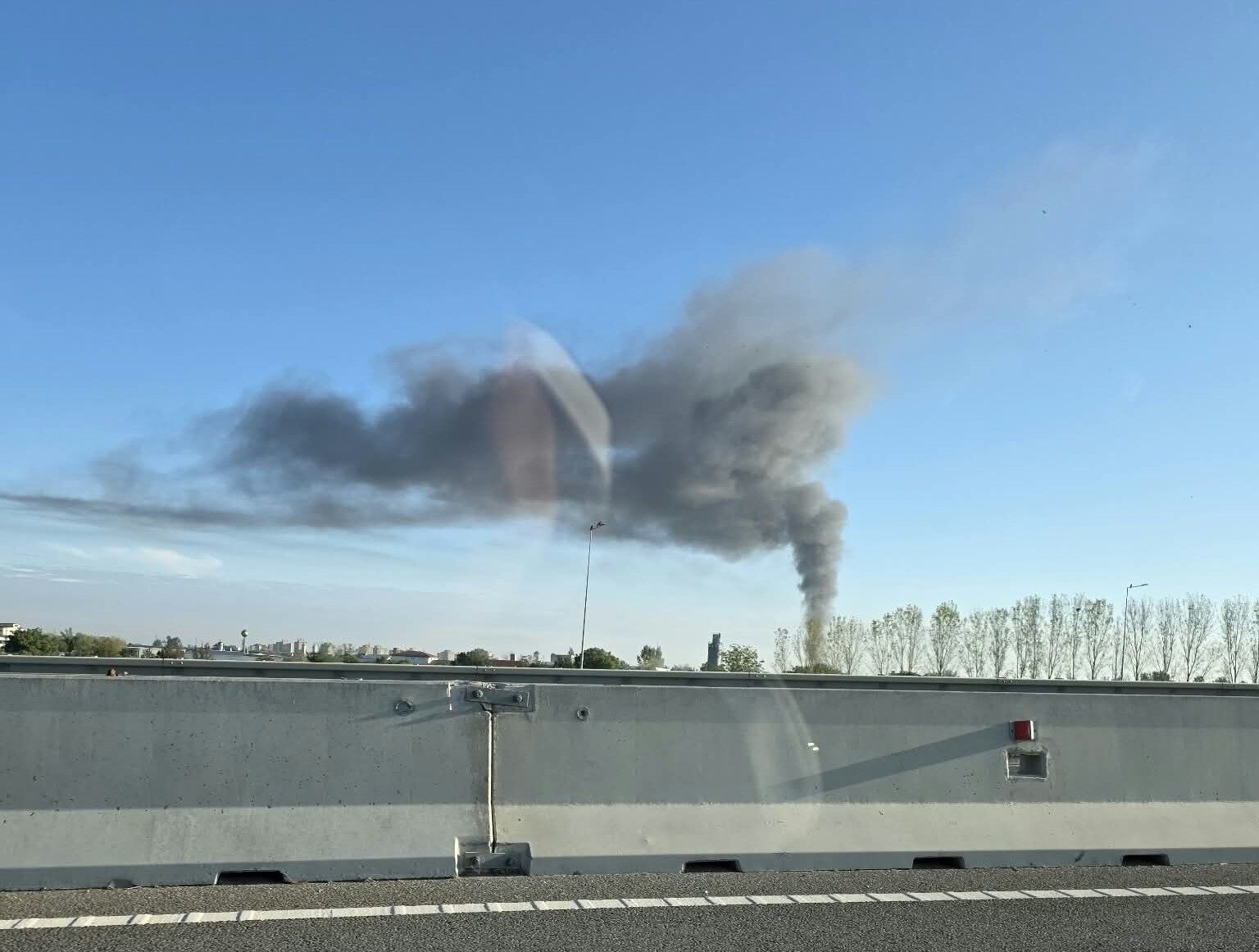 Foc și fum gros în Satu Mare! Un magazin de încălțăminte a luat foc. A fost emis RO-Alert