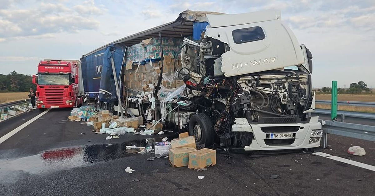 DEZASTRU PE AUTOSTRADĂ! Trafic BLOCAT după o coliziune violentă între două TIR-uri! IMAGINI ȘOCANTE DEZASTRU PE AUTOSTRADĂ! Trafic BLOCAT după o coliziune violentă între două TIR-uri! IMAGINI ȘOCANTE