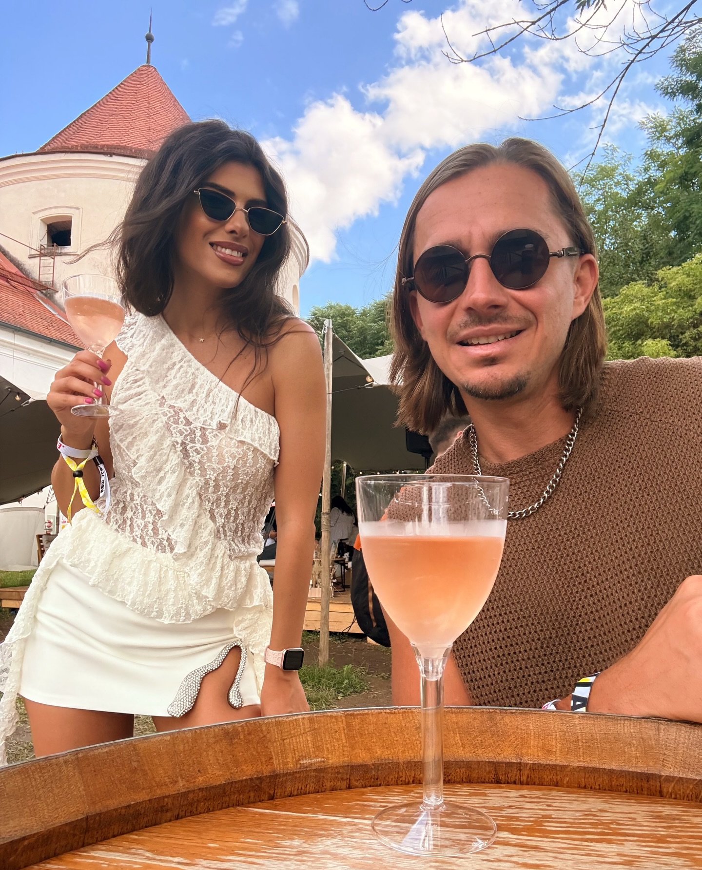 Sebastian Coțofană și Bianca Hîrsana, concurenți la Power Couple 2027, zâmbind împreună în timpul unei probe din emisiune. | sursa foto: WowBiz