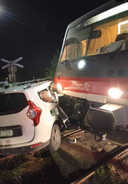 Accident grav la Ceplenița! Un autoturism cu șapte persoane a fost lovit de tren. Patru pasageri au fost descarcerați