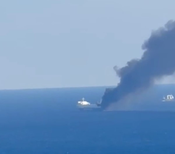 Incendiu masiv în largul insulei Mykonos! Un feribot cu zeci de oameni la bord a luat foc